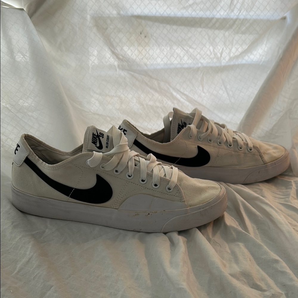 NikeSB BLZR court sneakers Men's Cream and Black swoosh size 7.5